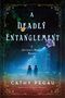 „A Deadly Entanglement: A Harriman & Mancini Mystery“ von Cathy Pegau. Zwei Personen auf nebligem Waldweg., Buch