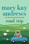 "mary kay andrews road trip" in großen Buchstaben; zwei Frauen in einem blauen Auto auf grüner Wiese, Schafe, Gemälde auf dem Dach., Buch