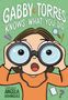 Text: "Gabby Torres Knows What You Did." Illustration: Ein Kind schaut durch ein großes Fernglas, umgeben von Notizen.