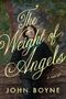 „The Weight of Angels, a novel, John Boyne.“ Ein junger Mann steht vor einem kunstvollen, malerischen Hintergrund.
