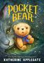 Titel: "POCKET BEAR". Autorin: "KATHERINE APPLEGATE". Illustration: Kleiner Bär mit blauem Schal vor einem großen, ruhenden Tier., Buch