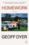 „HOMEWORK: A MEMOIR“ oben, „GEOFF DYER“ unten. Foto zeigt eine Familie mit Auto im Grünen., Buch