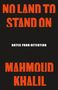 "No Land to Stand On", "Notes from Detention", "Mahmoud Khalil". Orange und weiße Texte auf schwarzem Hintergrund.