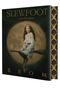 „Slewfoot: a tale of bewitchery“ oben. Unten „Brom“. Eine Frau auf einem Besen, vor dem Vollmond, trägt Blumenkranz., Buch