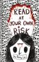 "Read at your own risk" in blutroter Schrift. Illustration mit Skelettköpfen; zentrales Gesicht, genähtes Stirnmuster.