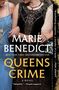 Text: "Marie Benedict, The Queens of Crime". Zwei Frauen in eleganten Kleidern mit Perlenketten und Glasperlen.