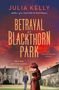 "Betrayal at Blackthorn Park" von Julia Kelly. Eine Frau im roten Mantel, ein Mann und ein Anwesen im Hintergrund.