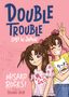 „DOUBLE TROUBLE“, „LOST IN JAPAN“, „MISAKO ROCKS!“. Zwei fröhliche Mädchen, eins zwinkert und zeigt das Peace-Zeichen.