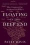 Buchtitel: "Floating in the Deep End: How Caregivers Can See Beyond Alzheimer’s" von Patti Davis. Vor dunklem Hintergrund.