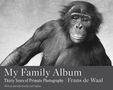 "My Family Album: Thirty Years of Primate Photography" von Frans de Waal. Schwarzweißfoto eines Affen, frontal., Buch