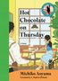 "Hot Chocolate on Thursday" steht im Fenster. Illustration von einem Mann und einer Frau in einem Café, mit Katze., Buch