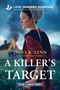 Titel: "A Killer's Target". Autor: Dana R. Lynn. Eine Frau in traditioneller Kleidung, im Hintergrund ein brennendes Haus.