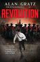 Der Text lautet: "Alan Gratz", "#1 New York Times bestselling author of Refugee and Heroes", "Revolution", "As war rages, can he win independence for his country—and himself?". Im Vordergrund rennt ein Mann, im Hintergrund Soldaten mit roten Uniformen., Buch