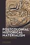 "POSTCOLONIAL HISTORICAL MATERIALISM" in weißer Schrift auf dunklem Hintergrund. Hintergrund zeigt eine Luftaufnahme einer Wüstenlandschaft., Buch