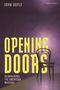 „OPENING DOORS: REIMAGINING THE AMERICAN MUSICAL“ in großen gelben Buchstaben, daneben ein schwarzer Stuhl im Theaterlicht.