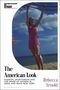 "The American Look" von Rebecca Arnold. Frau in rosa Kleid am Strand, hält Seil, blauer Himmel.