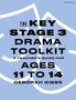 „THE KEY STAGE 3 DRAMA TOOLKIT: A TEACHER'S GUIDE FOR AGES 11 TO 14, DEBORAH GIBBS“. Blau mit zwei Maskenzeichnungen.