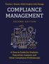 Der Titel lautet "COMPLIANCE MANAGEMENT SECOND EDITION". Unter Titel: Anleitung für Studenten, Führungskräfte, Anwälte. Darunter ist eine Illustration von Büchern, Waage und Akten.
