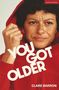 Text: "YOU GOT OLDER" und "CLARE BARRON". Eine Person in einem roten Hoodie hält die Kapuze., Buch