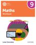 „Maths Workbook“, „Lower Secondary“, „9“. Illustration: Person mit Helm vor Stadionplan und Tribüne., Buch