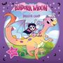 "Isadora Moon Dragon Camp" steht oben, "As seen on TV!" in einem rosa Stern. Ein Mädchen reitet auf einem freundlichen Drachen.