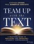 "Team Up with the Text". Ein aufgeschlagenes Buch darunter, Autoren: Stephen Chiger, Paul Bambrick-Santoyo.