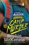 "There are places you don't want to go." Text auf Kleidung: "Murder Academy." Titel: "Camp Murder." Autor: Sophie McKenzie., Buch