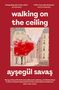 „Walking on the Ceiling“ und „Ayşegül Savaş“ stehen auf rotem Hintergrund. Darunter ein Gemälde einer Pariser Straße mit roten Bäumen., Buch