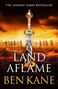 "The Sunday Times Bestseller", "A Land Aflame", "Ben Kane". Ein prächtiges Schwert und Reiter im Hintergrund vor einem feurigen Himmel.