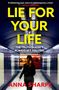 Der Text lautet: „Lie For Your Life“, „The truth doesn’t always set you free“, „Anna Sharpe“. Frau im U-Bahn-Tunnel., Buch