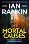 „THE ICONIC NUMBER ONE BESTSELLER“, „IAN RANKIN“, „MORTAL CAUSES“. Schwarz-weißes Bild von Person in schmaler Gasse., Buch