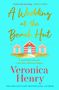 „Lush and inviting“ ADELE PARKS. „A Wedding at the Beach Hut.“ Illustration von Strandhütten, ein Kleid in der Mitte., Buch