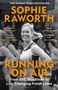 Text in kräftigem Orange: "SOPHIE RAWORTH", "RUNNING ON AIR". Schwarz-Weiß-Foto: Frau lächelnd beim Laufen.