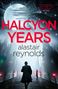 "HALCYON YEARS" und "alastair reynolds" in großer Schrift, futuristische Stadt, zwei Figuren auf Brücke, Science-Fiction-Stimmung., Buch