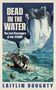 "DEAD IN THE WATER. The Lost Passengers of the TITANIC. Caitlin Doughty." Illustration: Skelett über einem sinkenden Schiff.