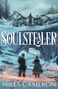 "SOULSTEALER, MILES CAMERON." Zwei Figuren in Winterlandschaft, Magie in der Luft, Eisbrücke, Schloss im Hintergrund., Buch