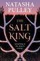 "Natasha Pulley. The Salt King. Something in the deep is waking..." zeigt eine stilisierte Landschaft mit Bäumen und Gräsern., Buch