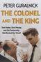 Text: "Peter Guralnick. The Colonel and the King. Tom Parker, Elvis Presley and the Partnership that Rocked the World." 

Zwei Männer interagieren, einer hält einen Stock., Buch