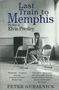 "Last Train to Memphis: The Rise of Elvis Presley. Peter Guralnick." Schwarz-Weiß-Foto eines Mannes am Klavier.