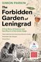 „The Forbidden Garden of Leningrad“ von Simon Parkin. Zwei Frauen sitzen auf Trümmern, daneben botanische Illustrationen., Buch