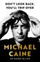 Text: "DON'T LOOK BACK, YOU'LL TRIP OVER. MICHAEL CAINE. MY GUIDE TO LIFE." Schwarz-weißes Porträt eines Mannes., Buch