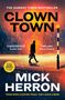 „THE NUMBER ONE BESTSELLER Mick Herron CLOWN TOWN. Im Regen gehende Figur unter Straßenlaterne.“