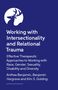 "Working with Intersectionality and Relational Trauma" steht in weiß auf dunkelblauem Hintergrund. Oben ist ein Hirschkopf-Logo.