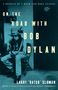 "On the Road with Bob Dylan" von Larry "Ratso" Sloman. Mann mit Gitarre und Hut sitzt nachdenklich auf einem Stuhl., Buch