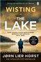"Wisting in the Lake" in großen Buchstaben. Ein Mann steht vor einem nebligen See mit Bergen im Hintergrund., Buch