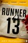 Texte: „RUNNER 13“, „She never expected to be racing a killer...“; oben gelbe Texturen, Blutspuren rechts., Buch