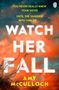 Der Text in Gelb besagt: "YOU NEVER REALLY KNEW YOUR SISTER UNTIL SHE VANISHED INTO THIN AIR...". Titel: "WATCH HER FALL". Autor: Amy McCulloch. Ein Pinguin-Logo oben rechts vor einem Himmel mit orangefarbenen Wolken., Buch