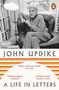 „John Updike: A Life in Letters“. Zitate von The Times, Telegraph, Financial Times. Ein Mann sitzt in einem Sessel., Buch