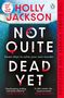 Große weiße Schrift: "NOT QUITE DEAD YET". Name oben: "HOLLY JACKSON". Hintergrund in Blau mit Uhr und roten Akzenten., Buch