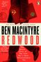 'Redwood might be his best' John Grisham. Ben Macintyre Redwood. Ein Mann hält ein Buch mit Hammer und Sichel Symbol., Buch